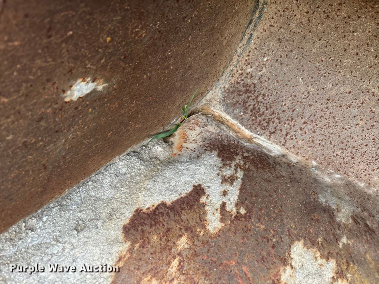 image for item EJ7665 (2) excavator buckets