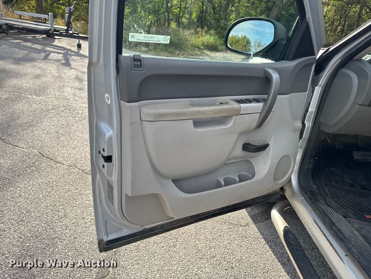 image for item EM2378 2011 Chevrolet Silverado 1500 Ext. Cab pickup truck