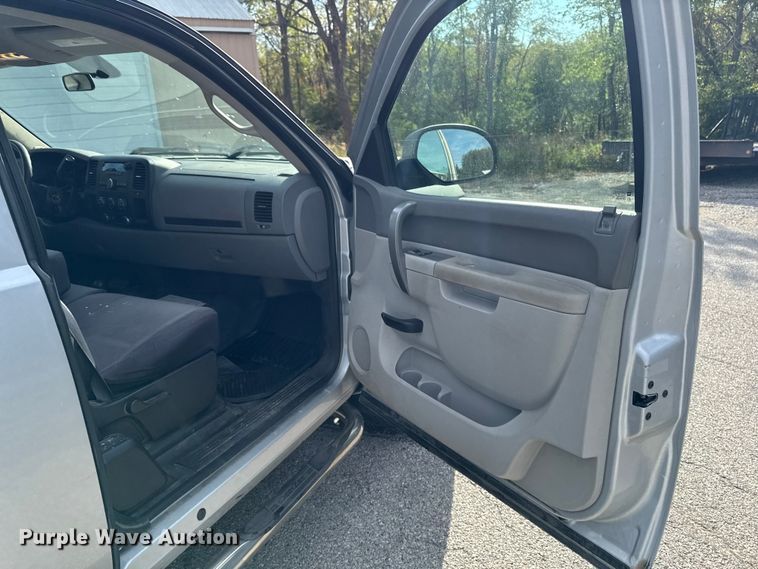 image for item EM2378 2011 Chevrolet Silverado 1500 Ext. Cab pickup truck