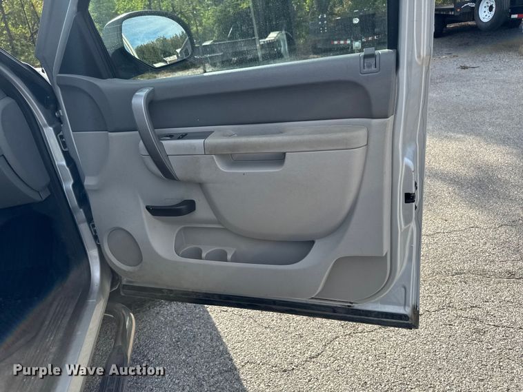 image for item EM2378 2011 Chevrolet Silverado 1500 Ext. Cab pickup truck