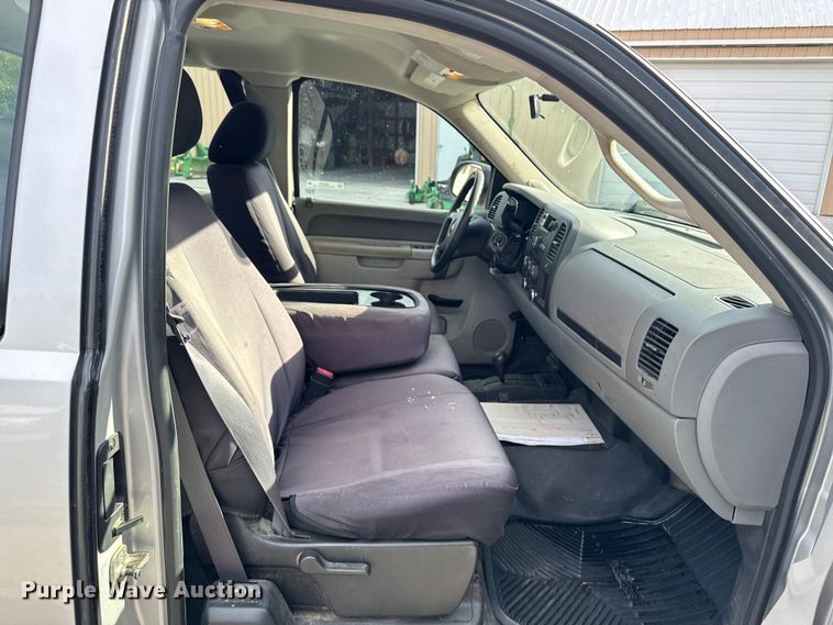 image for item EM2378 2011 Chevrolet Silverado 1500 Ext. Cab pickup truck