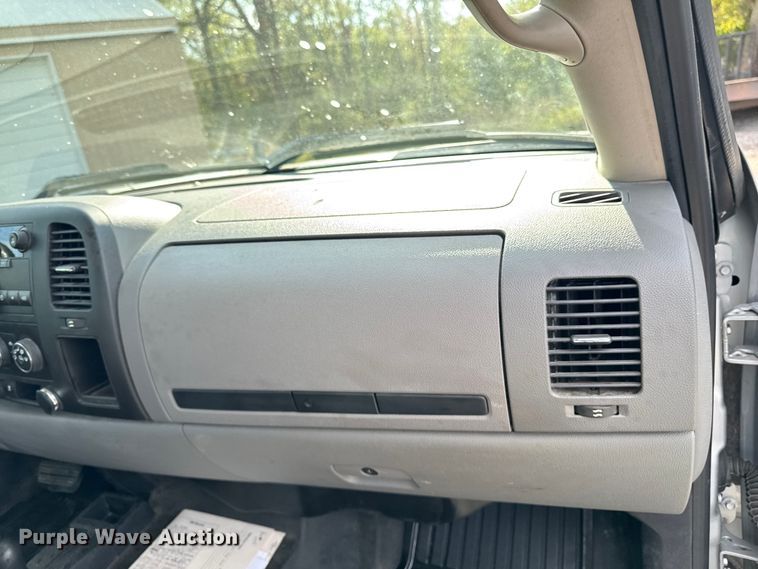 image for item EM2378 2011 Chevrolet Silverado 1500 Ext. Cab pickup truck