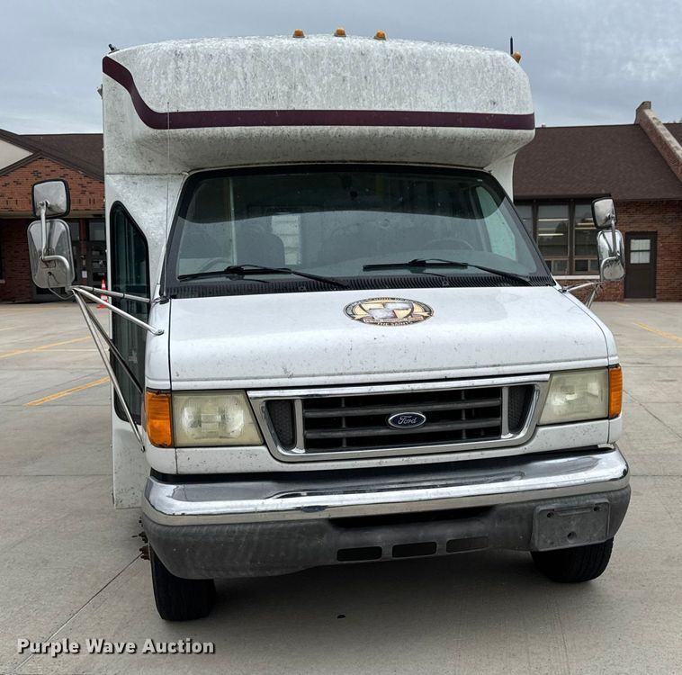 image for item EM8390 2005 Ford E350 shuttle bus