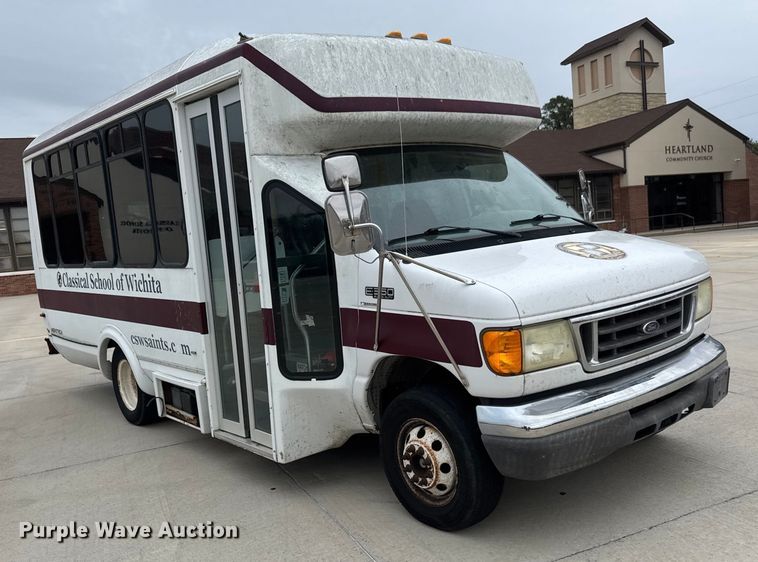 image for item EM8390 2005 Ford E350 shuttle bus