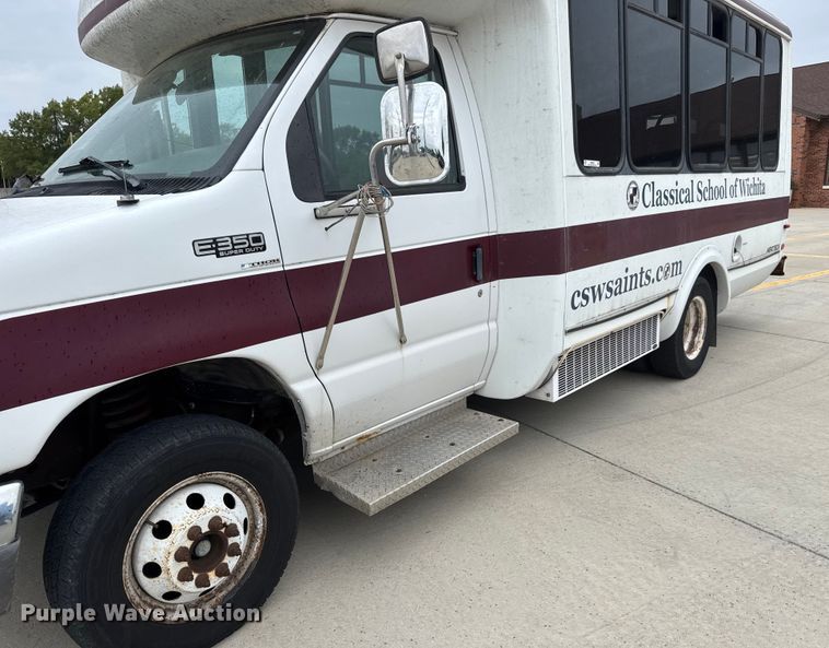 image for item EM8390 2005 Ford E350 shuttle bus