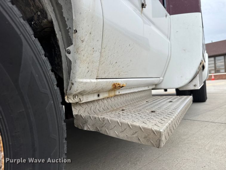 image for item EM8390 2005 Ford E350 shuttle bus