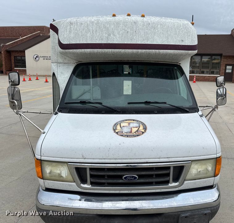 image for item EM8390 2005 Ford E350 shuttle bus