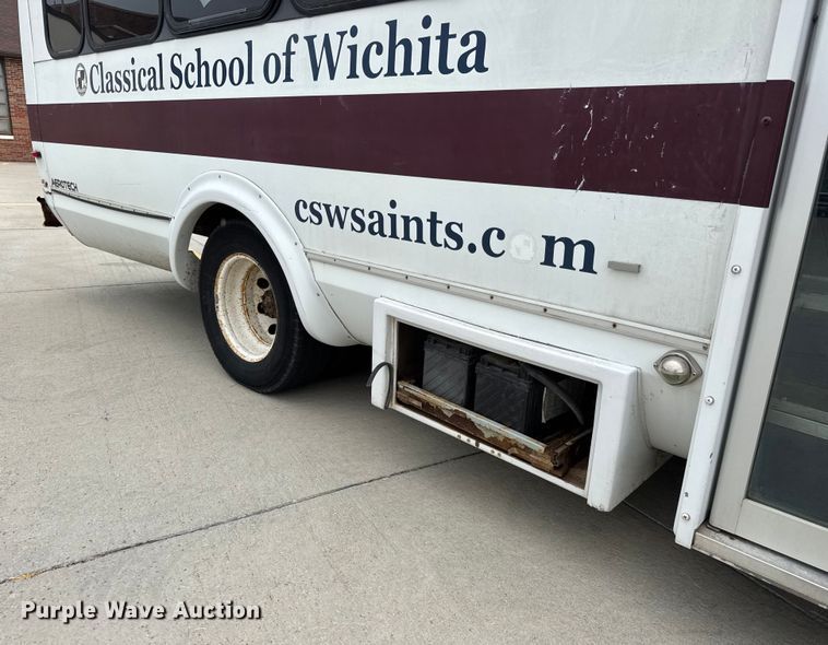 image for item EM8390 2005 Ford E350 shuttle bus