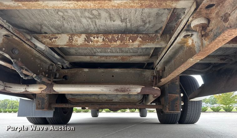 image for item EM8390 2005 Ford E350 shuttle bus