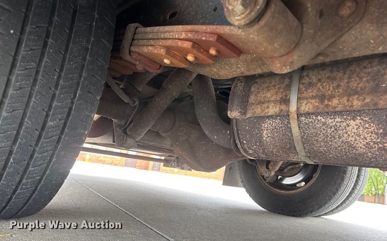 image for item EM8390 2005 Ford E350 shuttle bus