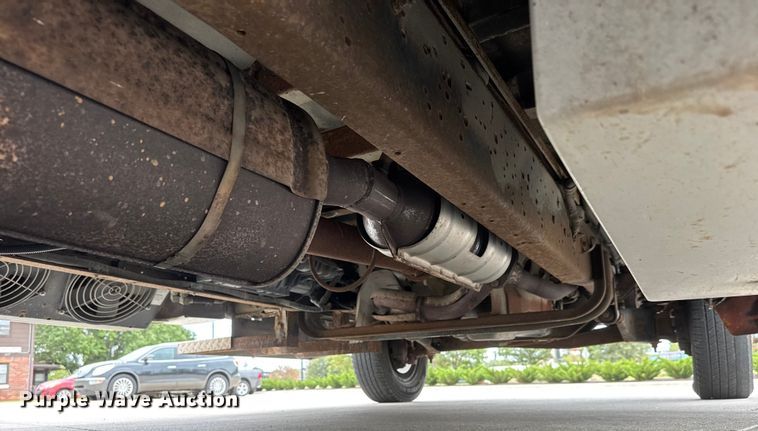 image for item EM8390 2005 Ford E350 shuttle bus