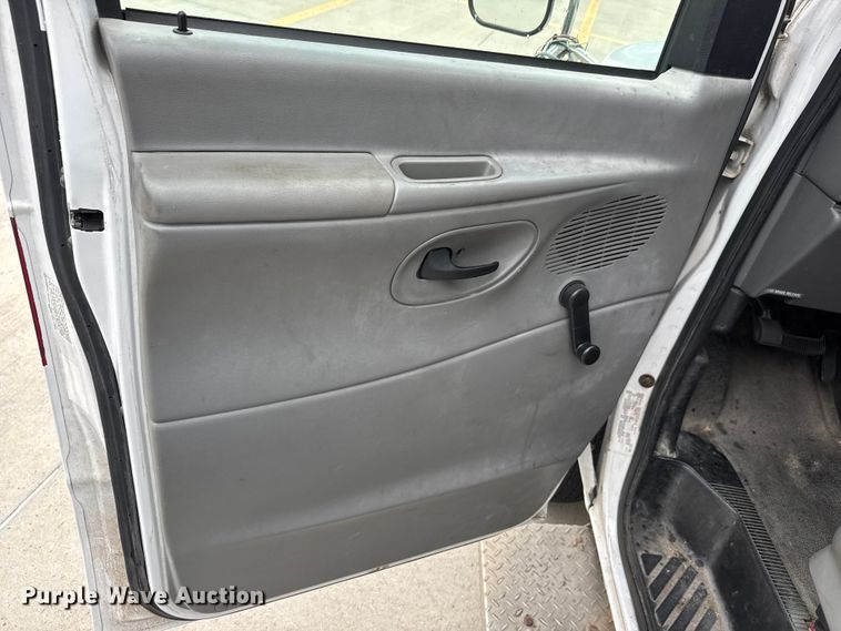 image for item EM8390 2005 Ford E350 shuttle bus