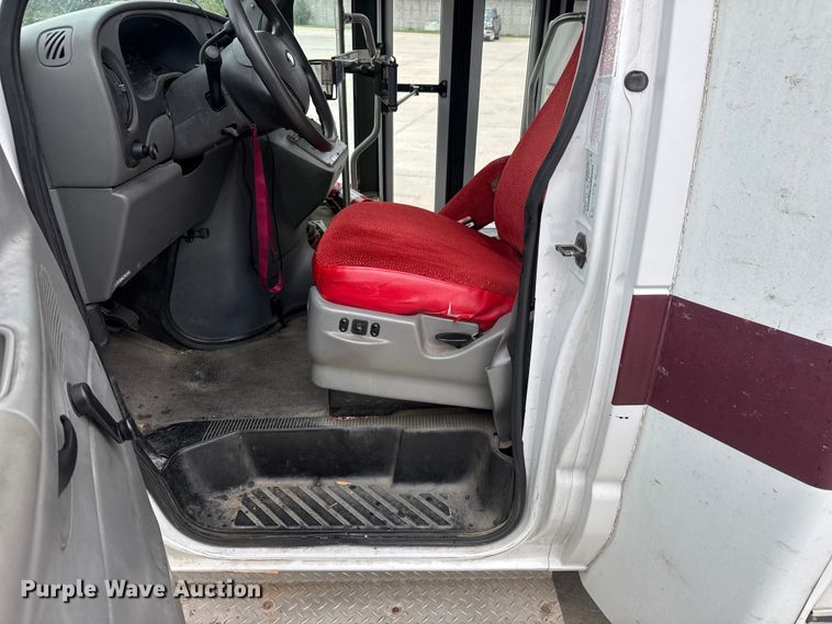 image for item EM8390 2005 Ford E350 shuttle bus