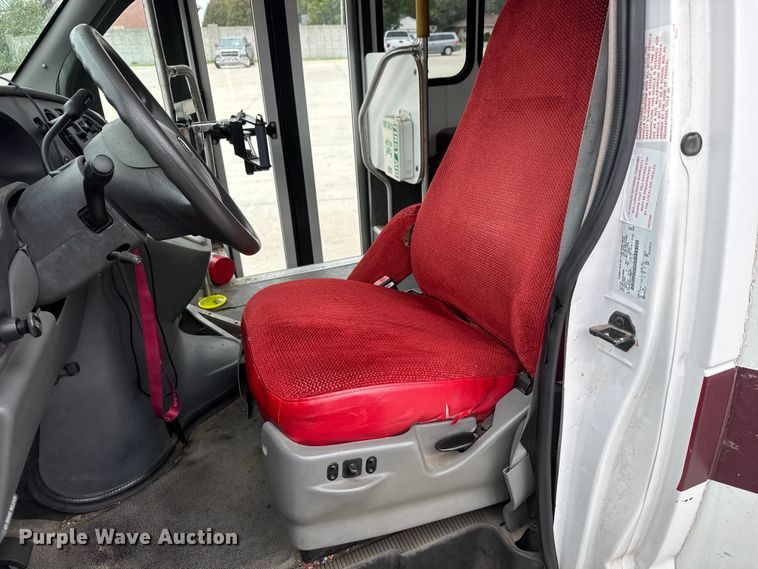 image for item EM8390 2005 Ford E350 shuttle bus