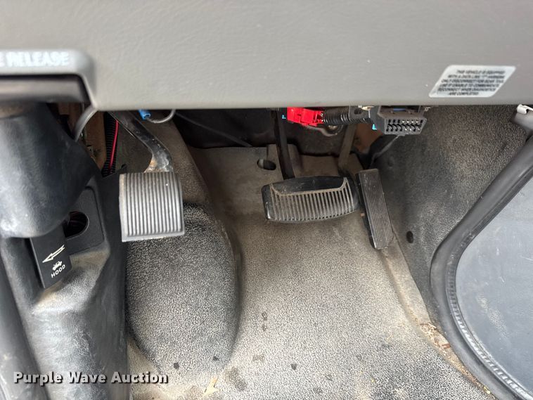 image for item EM8390 2005 Ford E350 shuttle bus