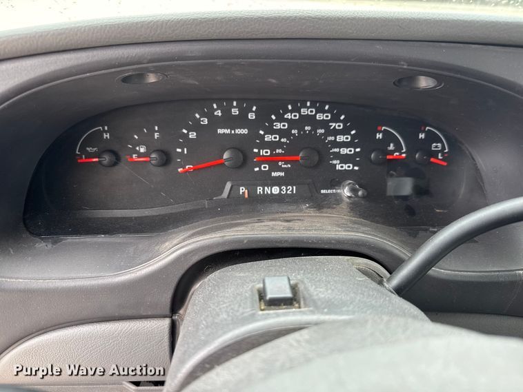 image for item EM8390 2005 Ford E350 shuttle bus