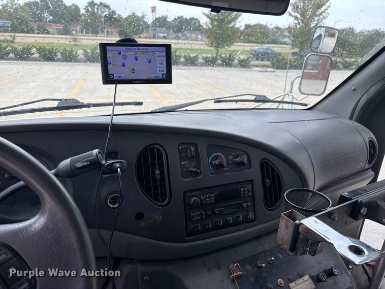 image for item EM8390 2005 Ford E350 shuttle bus