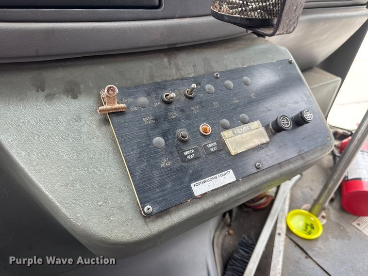 image for item EM8390 2005 Ford E350 shuttle bus