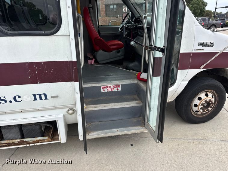 image for item EM8390 2005 Ford E350 shuttle bus
