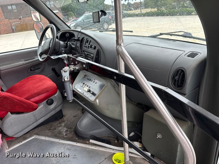 image for item EM8390 2005 Ford E350 shuttle bus