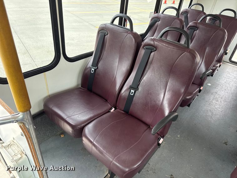 image for item EM8390 2005 Ford E350 shuttle bus