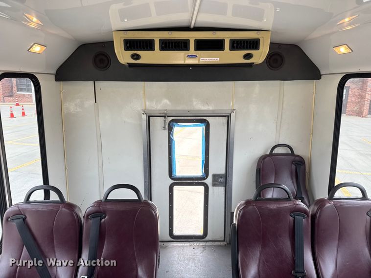 image for item EM8390 2005 Ford E350 shuttle bus