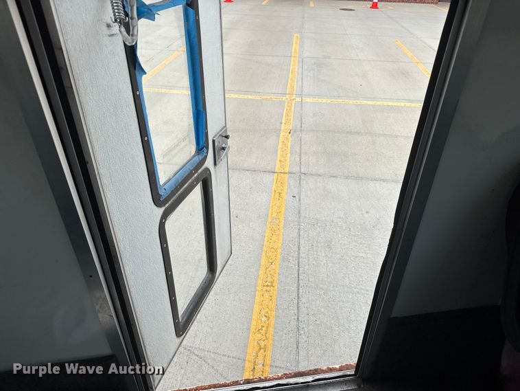 image for item EM8390 2005 Ford E350 shuttle bus