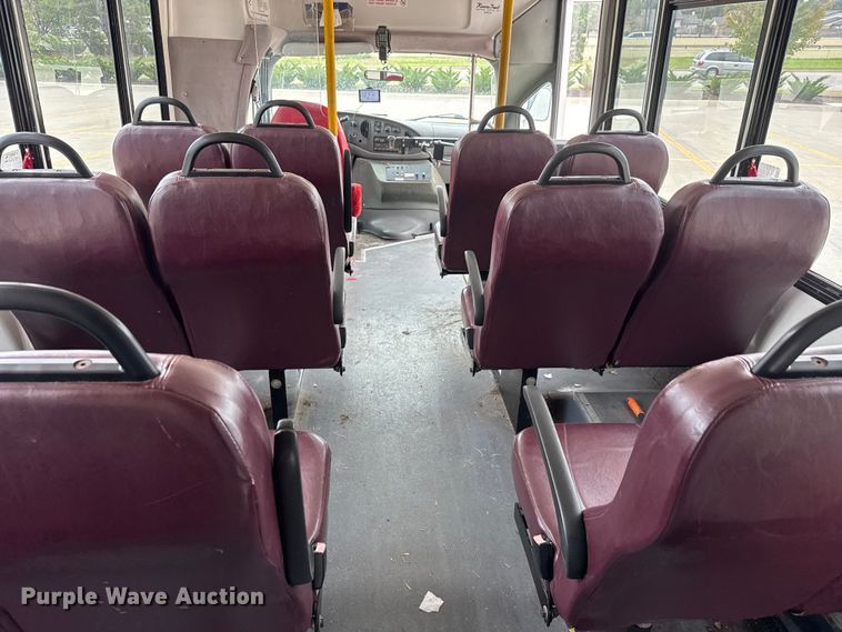 image for item EM8390 2005 Ford E350 shuttle bus