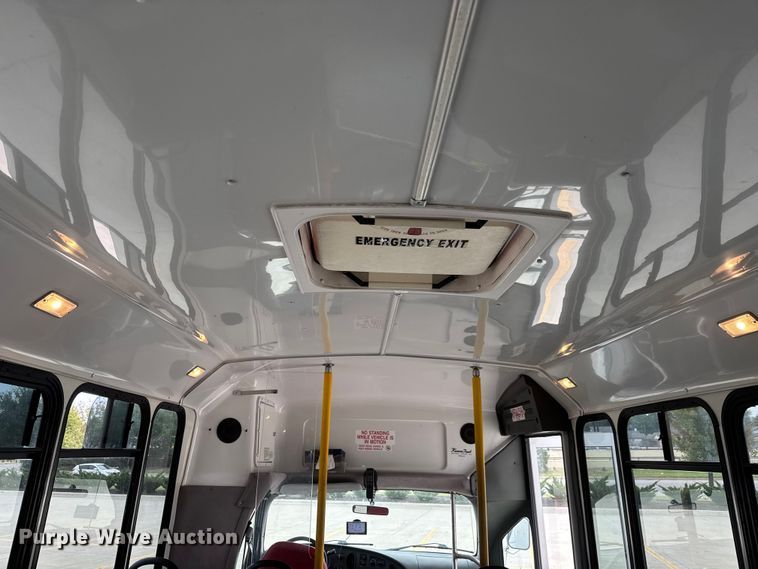 image for item EM8390 2005 Ford E350 shuttle bus