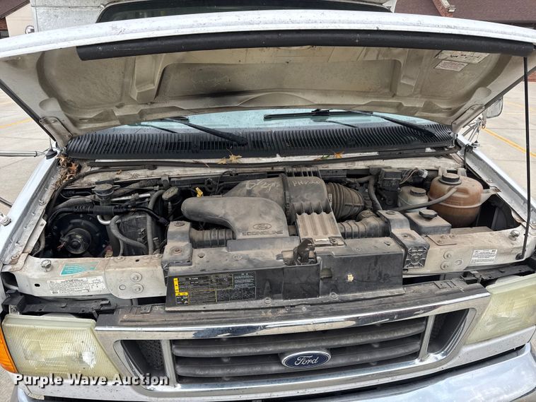 image for item EM8390 2005 Ford E350 shuttle bus