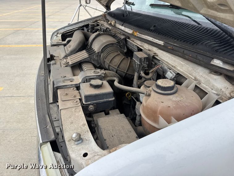 image for item EM8390 2005 Ford E350 shuttle bus