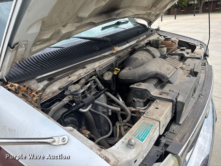 image for item EM8390 2005 Ford E350 shuttle bus