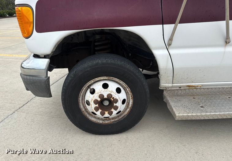 image for item EM8390 2005 Ford E350 shuttle bus