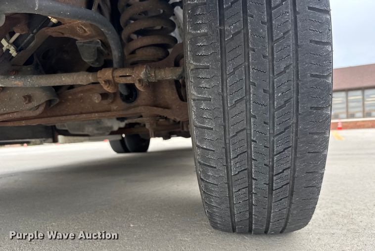 image for item EM8390 2005 Ford E350 shuttle bus