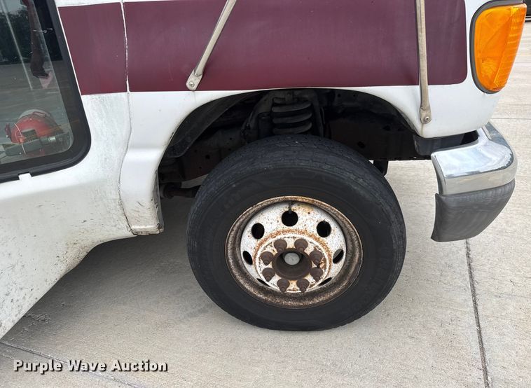 image for item EM8390 2005 Ford E350 shuttle bus