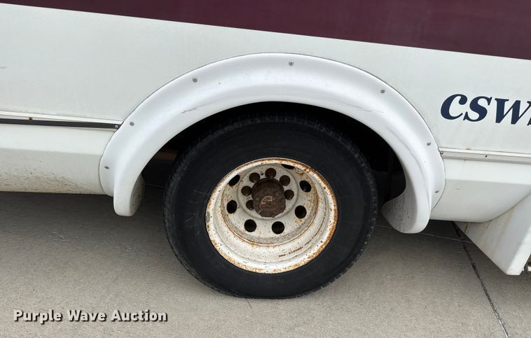 image for item EM8390 2005 Ford E350 shuttle bus