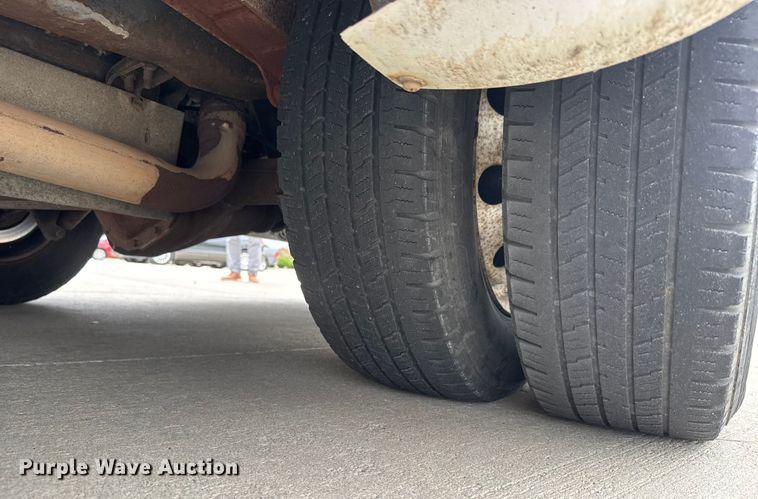 image for item EM8390 2005 Ford E350 shuttle bus