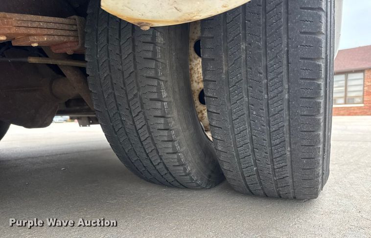 image for item EM8390 2005 Ford E350 shuttle bus