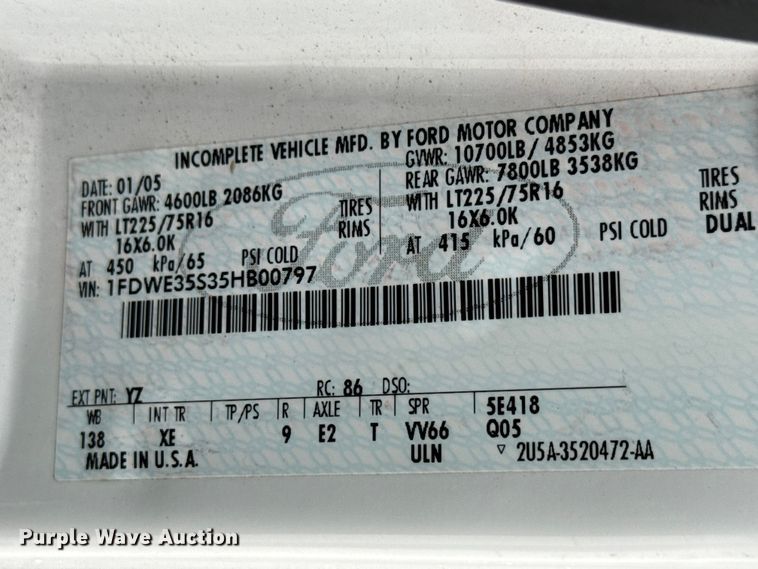 image for item EM8390 2005 Ford E350 shuttle bus