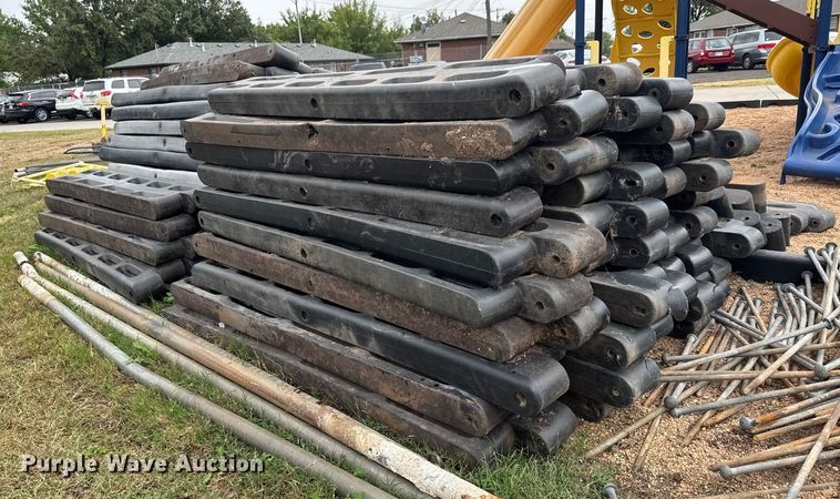 image for item EM8392 Approximately 95 pieces playground barriers