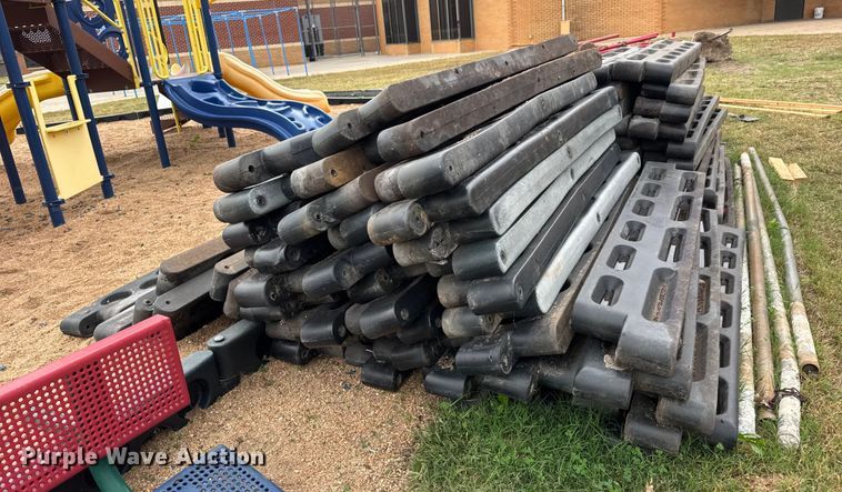 image for item EM8392 Approximately 95 pieces playground barriers