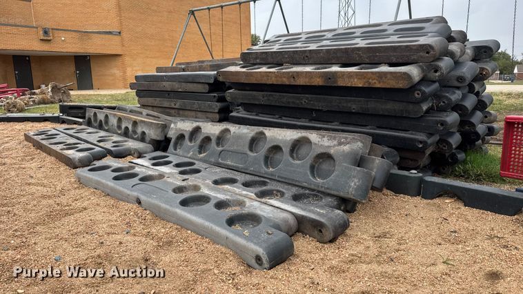 image for item EM8392 Approximately 95 pieces playground barriers