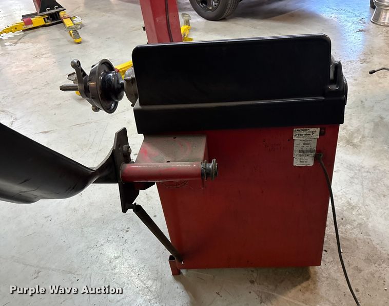 image for item EN5675 Coats 850 Computer Balancer tire balancer