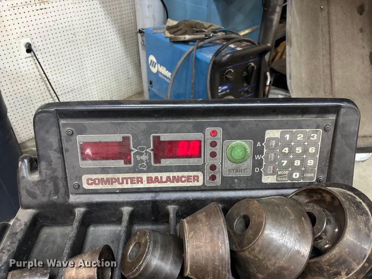 image for item EN5675 Coats 850 Computer Balancer tire balancer