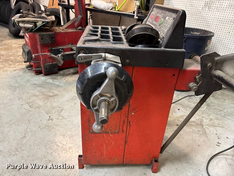 image for item EN5675 Coats 850 Computer Balancer tire balancer