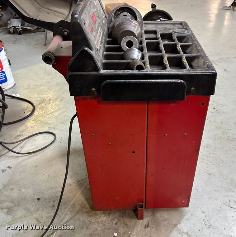 image for item EN5675 Coats 850 Computer Balancer tire balancer