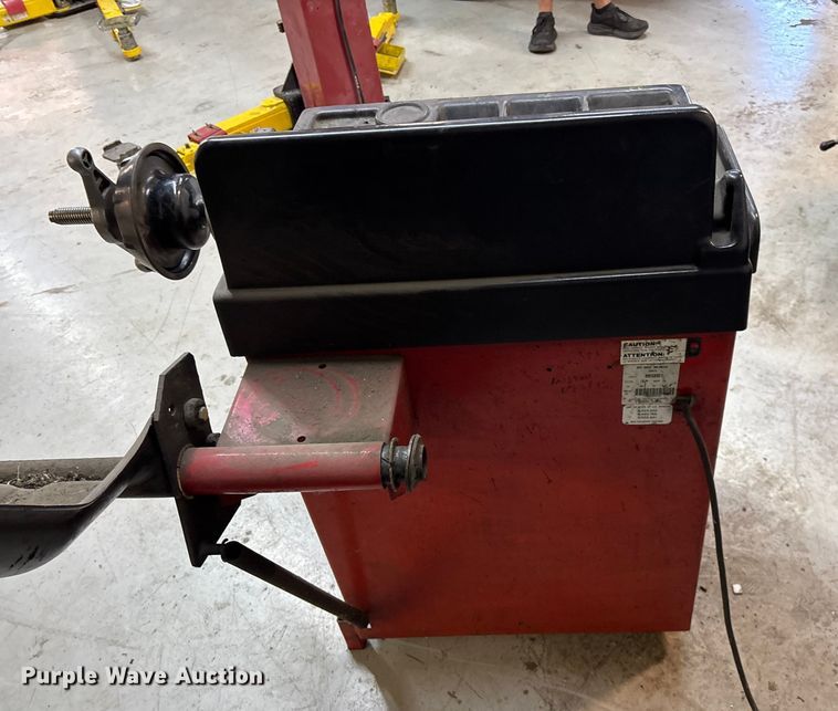 image for item EN5675 Coats 850 Computer Balancer tire balancer