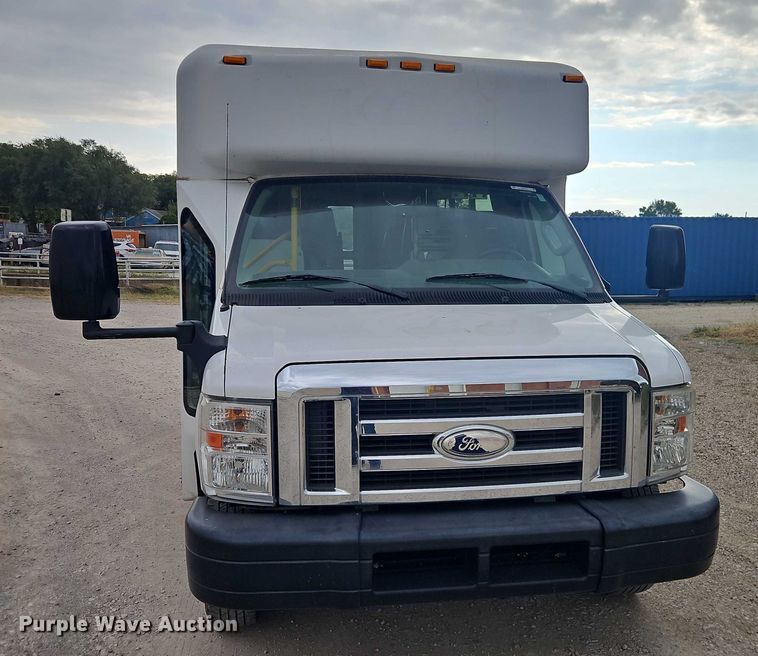 image for item EO4707 2014 Ford E450 shuttle bus