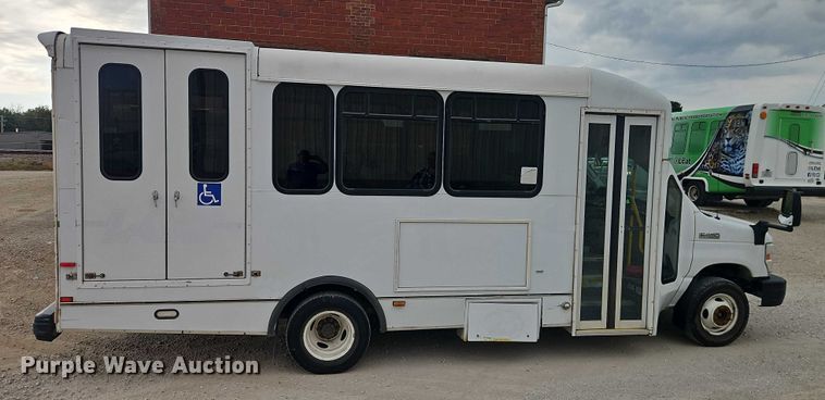 image for item EO4707 2014 Ford E450 shuttle bus