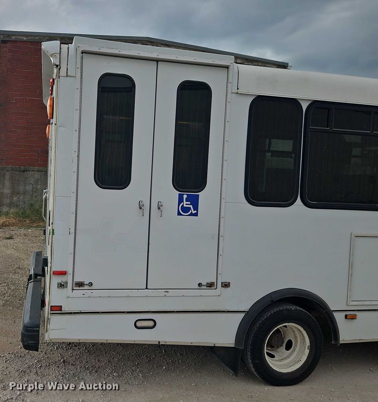 image for item EO4707 2014 Ford E450 shuttle bus